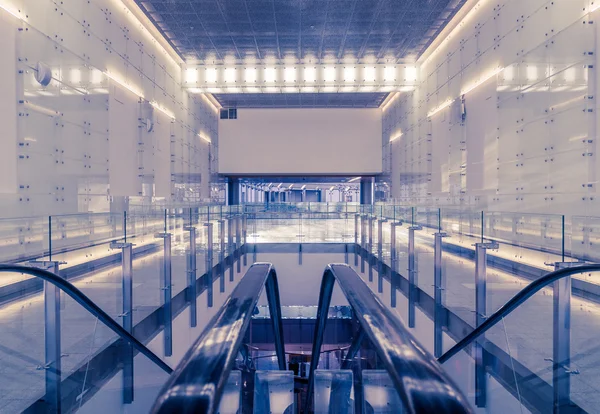 Pasillo del moderno edificio de oficinas — Foto de Stock