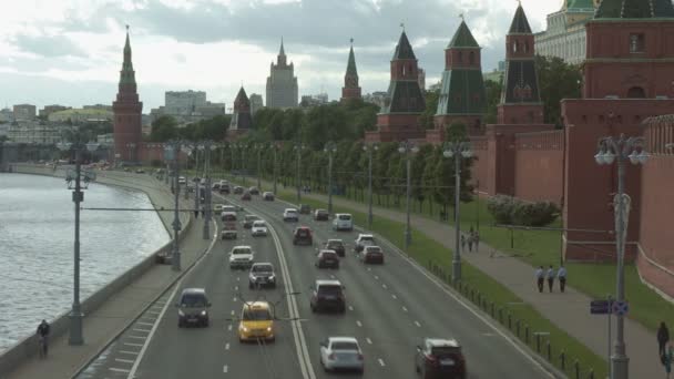 Kremlin van Moskou en Moskou rivier — Stockvideo