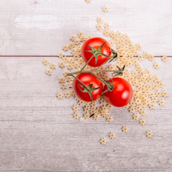 Close-up de tomates cereja frescos e maduros — Fotografia de Stock