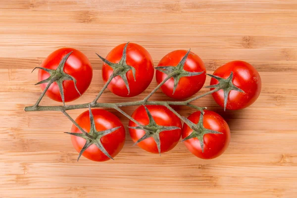 Ramo de tomate na mesa de madeira vintage — Fotografia de Stock