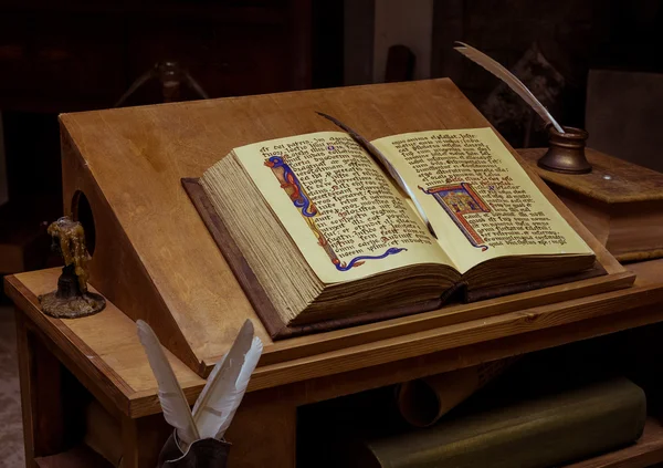 Open Book blank on old wood table — Stock Photo, Image