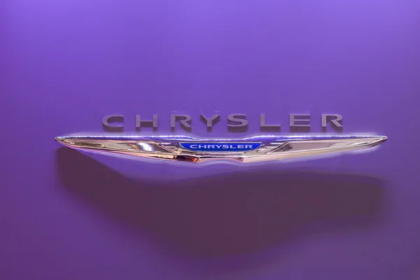 MOSCOW, RUSSIA - SEPTEMBER 04, 2012: Emblem of a Chrysler — Stock Fotó