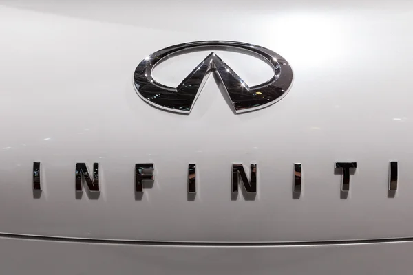 MOSCÚ, RUSIA - 04 DE SEPTIEMBRE DE 2012: Emblema de Infiniti — Foto de Stock