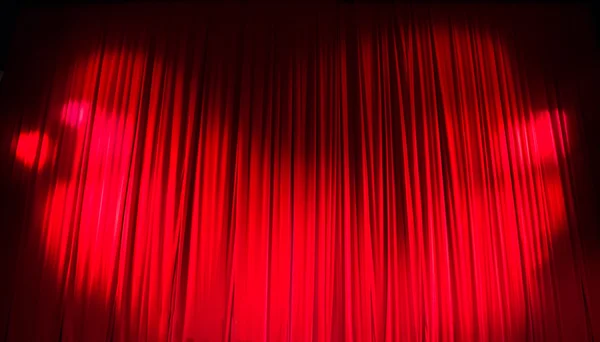 Cortina fechada vermelha com manchas de luz em um teatro — Fotografia de Stock