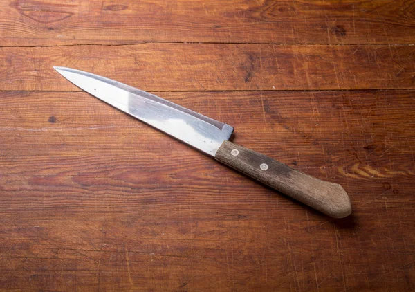 Kitchen style chef knife on cutting board — Stockfoto