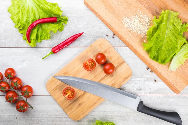 Tomate, torradas, carne e salada em mesa de madeira — Fotografia de Stock