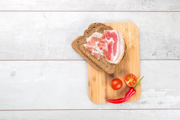 Tomato, toasts, meat on wooden table — Φωτογραφία Αρχείου