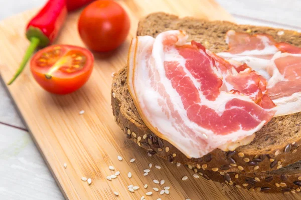 Tomato, toasts, meat on wooden table — Φωτογραφία Αρχείου