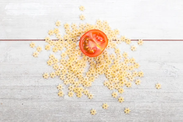 Close-up de tomates cereja frescos e maduros — Fotografia de Stock