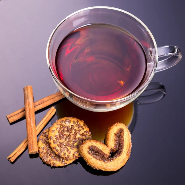 Cup of tea with mint, cinnamon and cookies — Stock Photo, Image