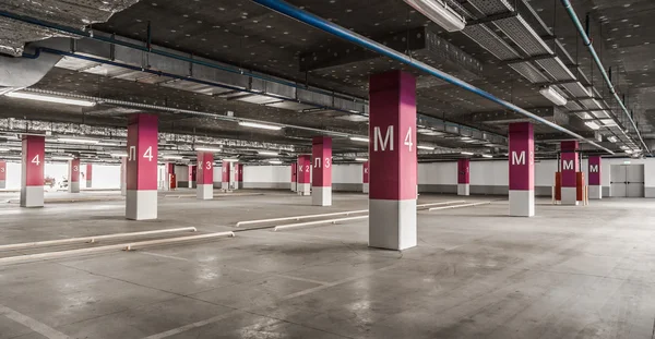 Garagem subterrânea estacionamento — Fotografia de Stock