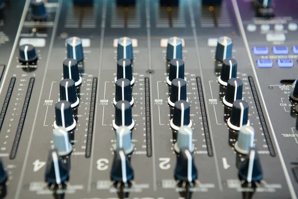 Detalhe de um mixer de música em estúdio — Fotografia de Stock