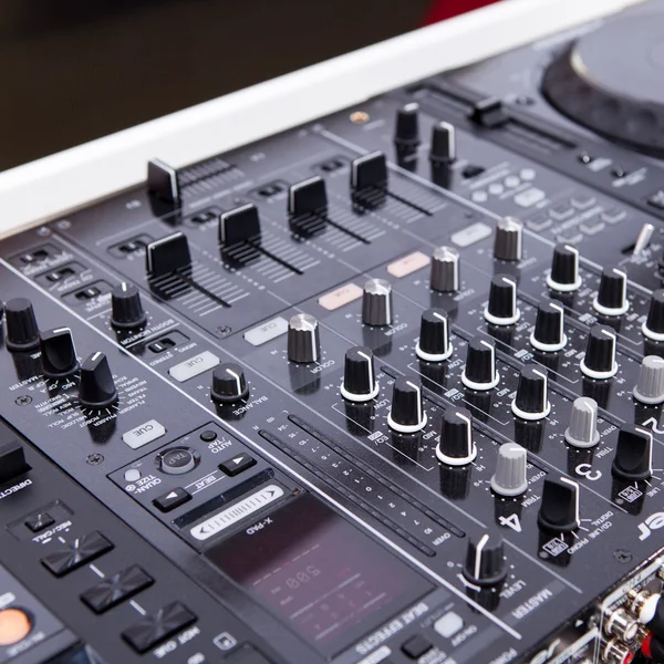 Detalle de un mezclador de música en el estudio — Foto de Stock