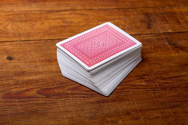 Baralho de cartas na mesa de madeira — Fotografia de Stock