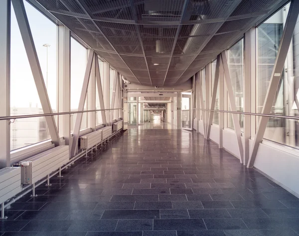 Pasillo en el edificio con vidrio - efecto llamarada — Foto de Stock