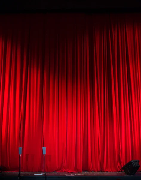 Roter geschlossener Vorhang mit Lichtpunkten in einem Theater — Stockfoto