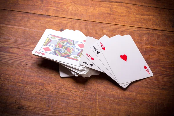Cuatro ases jugando a las cartas — Foto de Stock