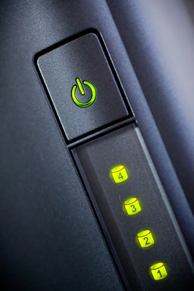 緑の光る電源ボタン。クローズ アップ — ストック写真