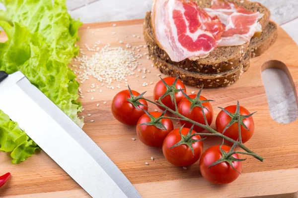 Pomodoro, toast, carne e insalata sul tavolo di legno — Foto Stock