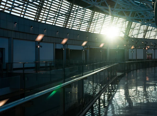 Escalator et dôme en verre sous le ciel avec ton bleu — Photo