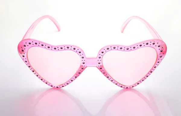 Lunettes de soleil rose en forme de coeur sur fond blanc — Photo