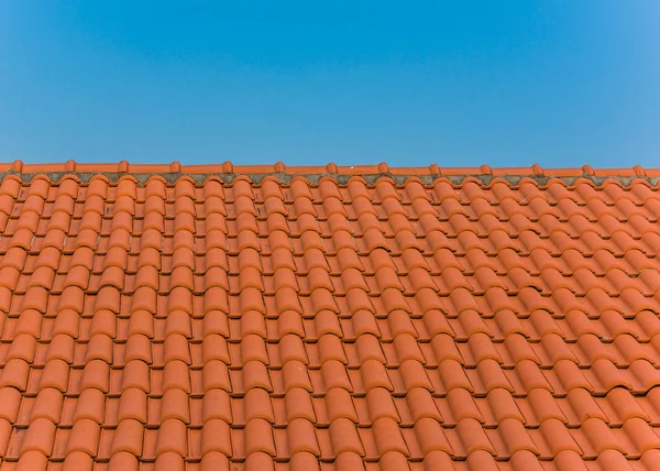 Mavi gökyüzü üzerinde çatı deseni — Stok fotoğraf