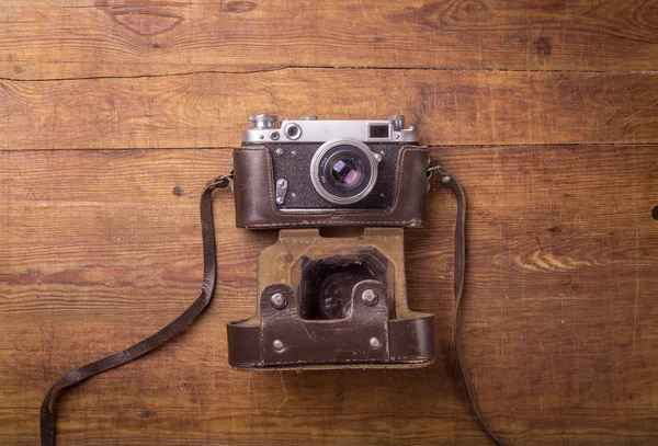 Retro camera on wood table — Stock Photo, Image