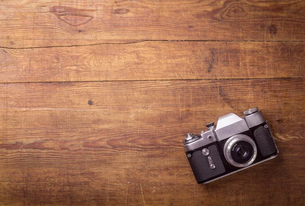 Retro fényképezőgép, fa asztal — Stock Fotó