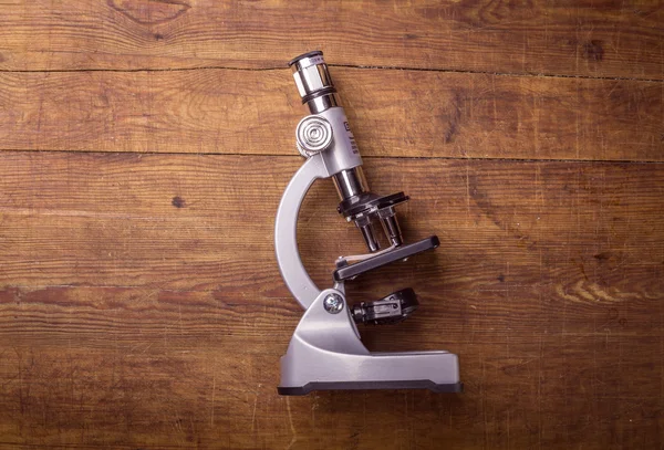 Mikroskopet på bordet för vintage vetenskap bakgrund — Stockfoto