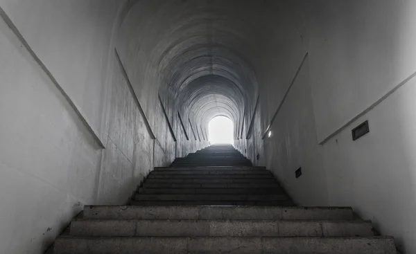 Luz al final del túnel con escaleras ascendentes — Foto de Stock