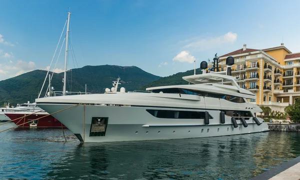 Yate en Luxury Waterfront Mansion en Porto Montenegro — Foto de Stock