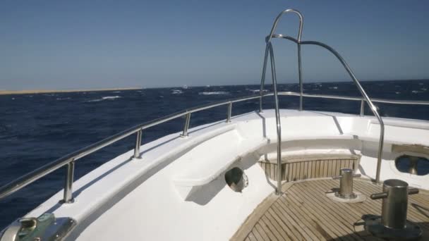 Яхта в океане с голубым небом и бирюзовой водой — стоковое видео