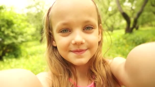 Splendida ragazza che gira nel parco . — Video Stock