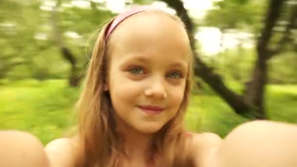 Splendida ragazza che gira nel parco . — Video Stock