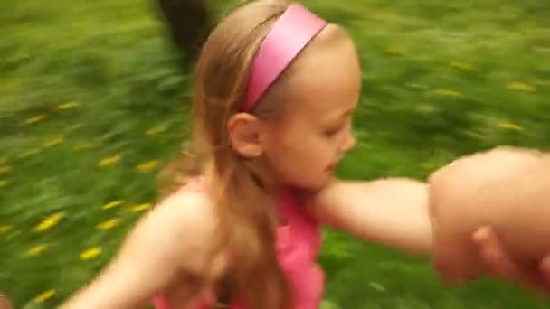Underbar tjej spinning i parken. — Stockvideo