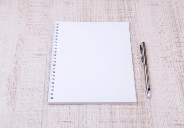 Notebook bianco vuoto sulla scrivania — Foto Stock