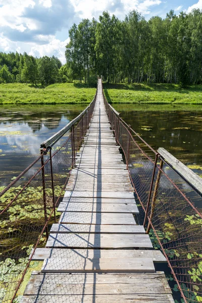 Puente colgante. Puente cruza el río — Foto de Stock