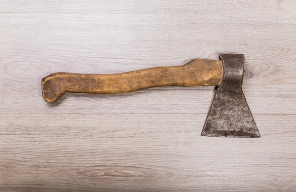 Oude en vuile bijl op hout achtergrond — Stockfoto