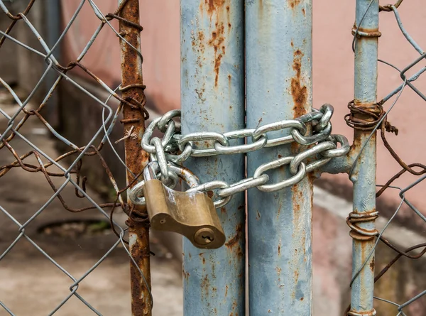 Cadenas et porte métallique — Photo