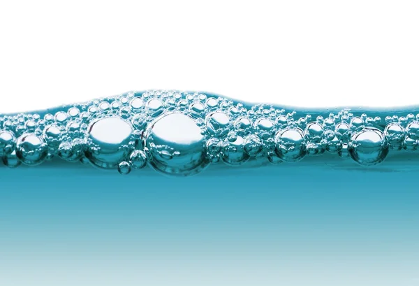 Bubbels onder water op blauw — Stockfoto
