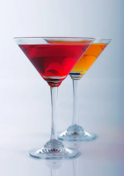 Cocktail in vetro martini su bianco — Foto Stock