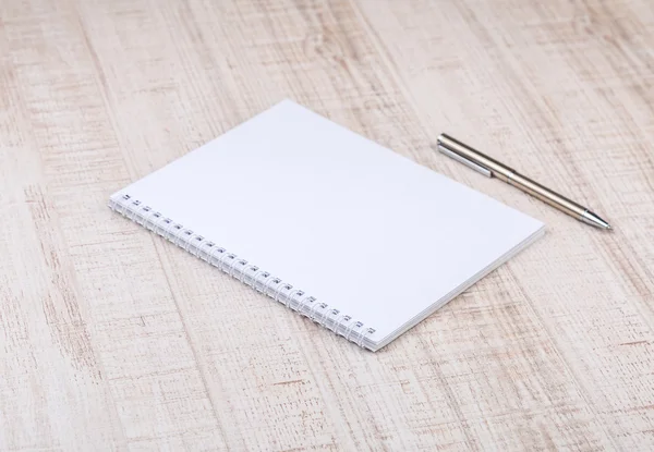 Notebook branco em branco na mesa — Fotografia de Stock