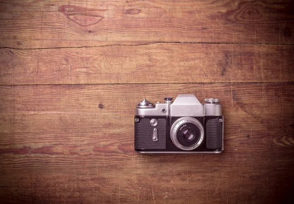 Retro fényképezőgép, fa asztal — Stock Fotó