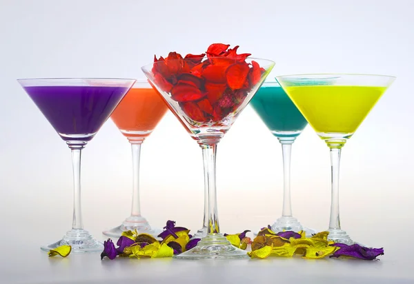 Bicchiere di martini isolato su fondo bianco — Foto Stock