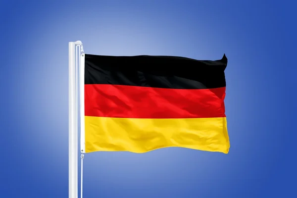 Флаг Германии, развевающийся над синим небом — стоковое фото