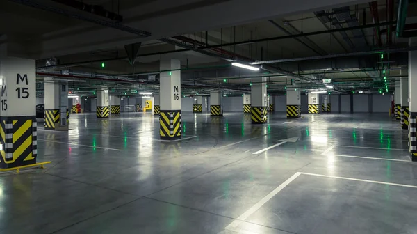 Garaż podziemny, podziemne wnętrze z kilkoma zaparkowanymi samochodami — Zdjęcie stockowe