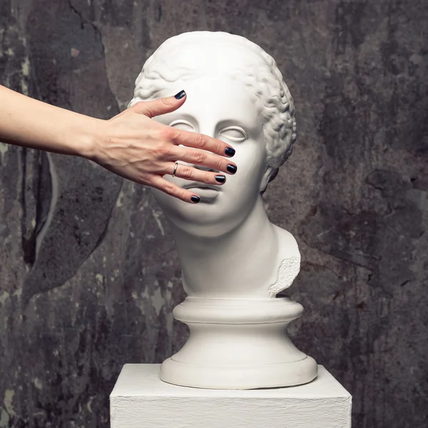 若い女性の白い大理石の頭部 — ストック写真