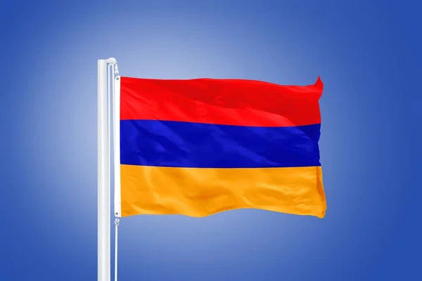 Flagga Armenien flyger mot en blå himmel — Stockfoto