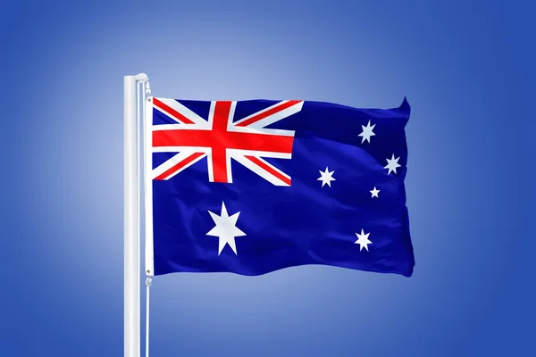 Flagge Australiens weht vor blauem Himmel — Stockfoto