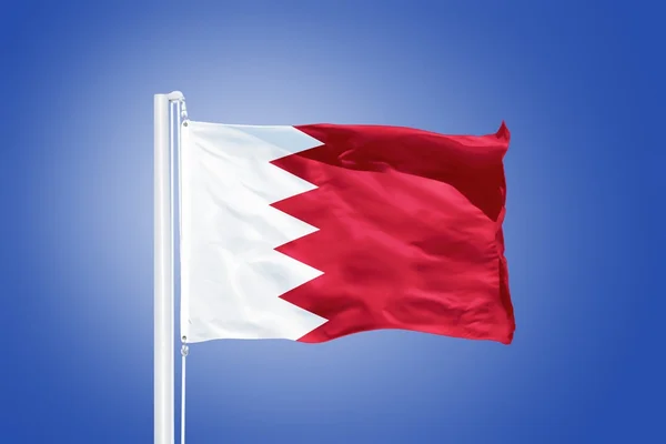 Vlajka Bahrajnu létal proti modré obloze — Stock fotografie